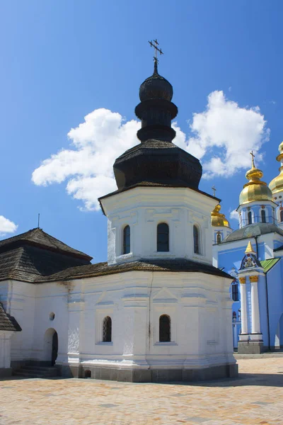 Creatieve kerk van apostelen en Eavangelian Jonh Theologicals in Mikhailovski Zlatoverhii klooster in Kiev — Stockfoto