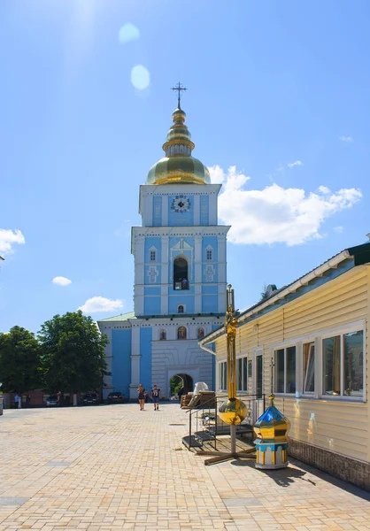 Колокольня Михайловского Златоверхий монастыря в Киеве — стоковое фото