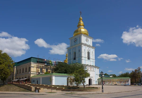 Колокольня Михайловского Златоверхий монастыря в Киеве — стоковое фото