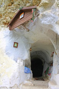 Bakota - Jule 20, 2015. Bakota, Ukrayna'nın rock-mağara manastırdaki giriş