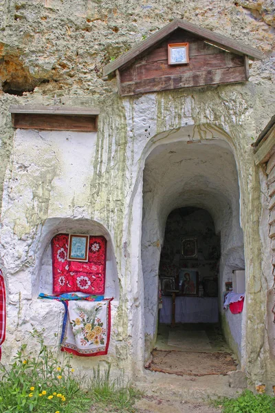 Bakota - 20 de julho de 2015. Entrada no mosteiro rupestre de Bakota, Ucrânia — Fotografia de Stock