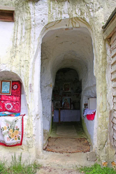 Bakota - Jule 20, 2015. Pintu masuk biara gua batu Bakota, Ukraina — Stok Foto