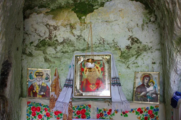 Bakota - Jule 20, 2015. Rock-grottan klostret Bakota, Ukraina — Stockfoto
