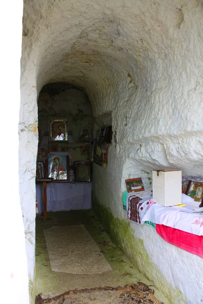 Bakota - Jule 20, 2015. Rock-mağara Manastırı Bakota, Ukrayna