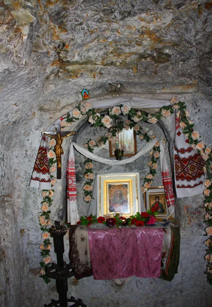 Bakota - 20 de julho de 2015. Altar do mosteiro Rock-caverna de Bakota, Ucrânia — Fotografia de Stock