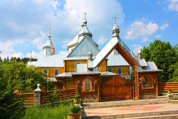 Iglesia de Uspenskaya en Verkhovyna, Ucrania — Foto de Stock