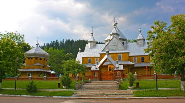 Успенская церковь в Верховине, Украина — стоковое фото