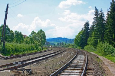 Dağlar, nehir ve demiryolu, Ukrayna ile Vorohta manzara