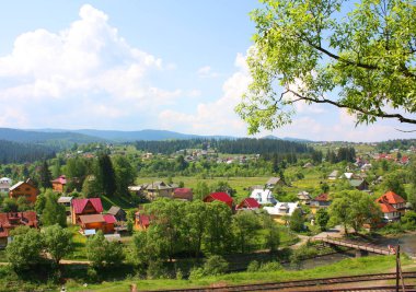 Dağlar, nehir ve demiryolu, Ukrayna ile Vorohta manzara