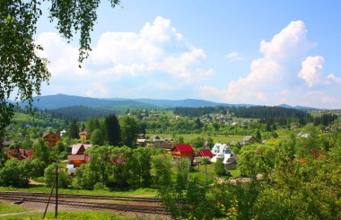 Dağlar ve demiryolu, Ukrayna ile Vorohta manzara