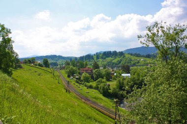 Dağlar, nehir ve demiryolu, Ukrayna ile Vorohta manzara