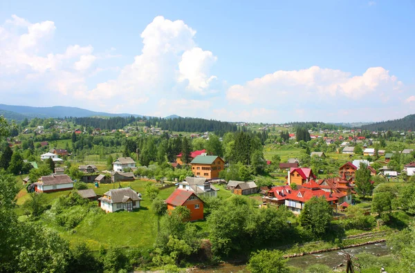 Paysage à Vorohta avec montagnes, rivière et chemin de fer, Ukraine — Photo