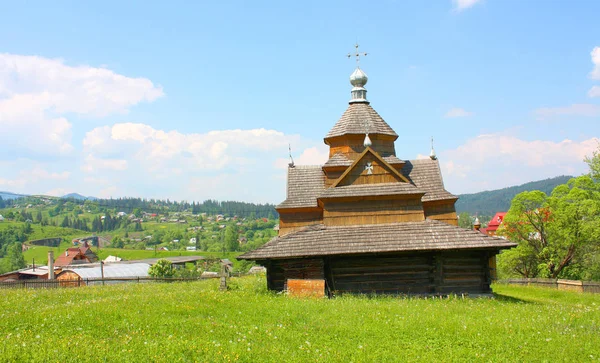 De kerk van de geboorte van de Maagd in Vorokhta, Oekraïne — Stockfoto