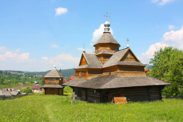 Церковь Рождества Пресвятой Богородицы в Ворохте, Украина — стоковое фото