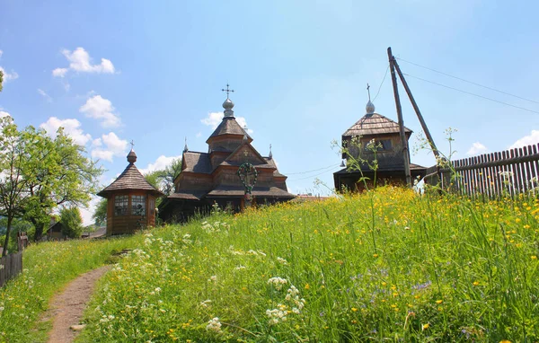 Церква Різдва Пресвятої Богородиці в Ворохті, Україна — стокове фото