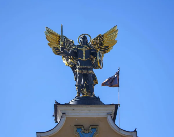Escultura do Arcanjo Miguel no arco em Kiev, Ucrânia — Fotografia de Stock