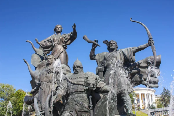 Пам'ятник засновникам Києва на Майдані Незалежності, Україна — стокове фото