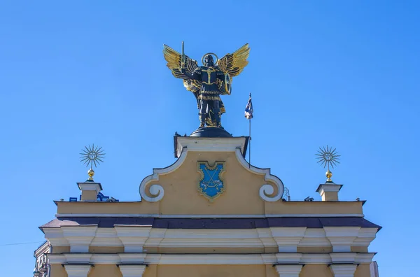 Socha archanděla Michaela na arch v Kyjev, Ukrajina — Stock fotografie