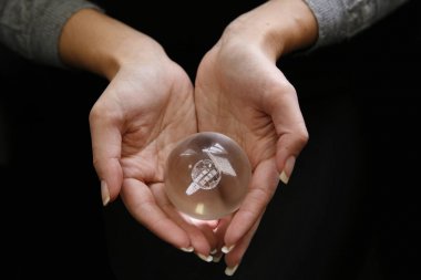 Kristal top elinde siyah bir zemin üzerine