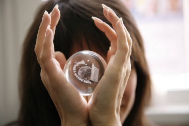 Kızın elinde kristal küre 