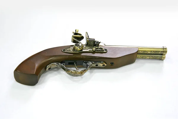 白い背景の上の古代のマスケット銃 — ストック写真