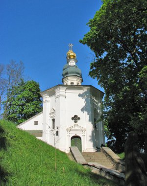 Ilyinsky Kilisesi ve Antonievy mağaraları vardır Chernigov, Ukrayna