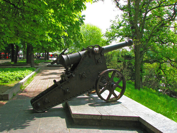 Пушка на Черниговском Валу в Чернигове, Украина
