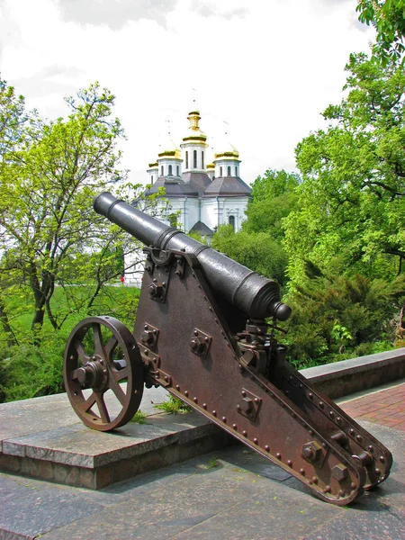 Kanon op de Tsjernihiv Val en Ekateriniskaya kerk in Tsjernihiv, Oekraïne — Stockfoto