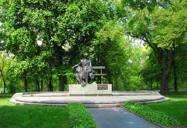 Monument to Taras Shevchenko in Chernigov, Ukraine — Stock Photo, Image