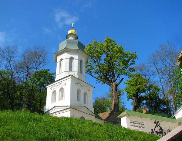 Iljinszkiji templom és Antonievy barlangok, Chernigov, Ukrajna — Stock Fotó