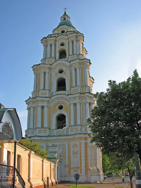 Der Glockenturm des Dreifaltigkeitsklosters in Chernigov, Ukraine — Stockfoto