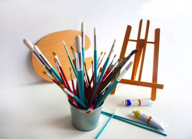 Natürmort fırçalar, palet ve şövale