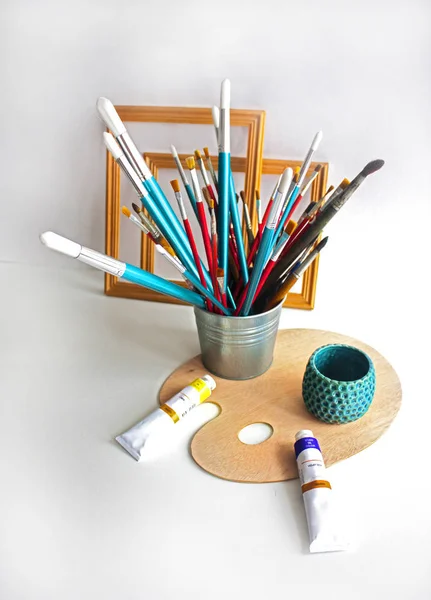 Fırçalar, çerçeve, boya ve şövale ile natürmort — Stok fotoğraf