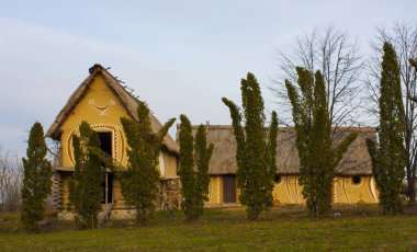 Ukrayna - 20 Ekim 2015. Trypillian House Legezino, Ukrayna Trypillian kültür Müzesi yeniden inşası