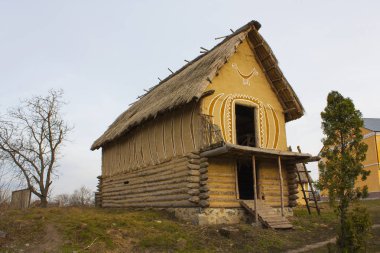 Ukrayna - 20 Ekim 2015. Trypillian House Legezino, Ukrayna Trypillian kültür Müzesi yeniden inşası