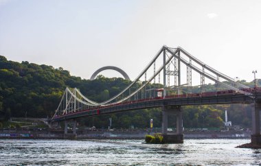 Kiev, Ukrayna 'da Dinyeper boyunca yaya köprüsü