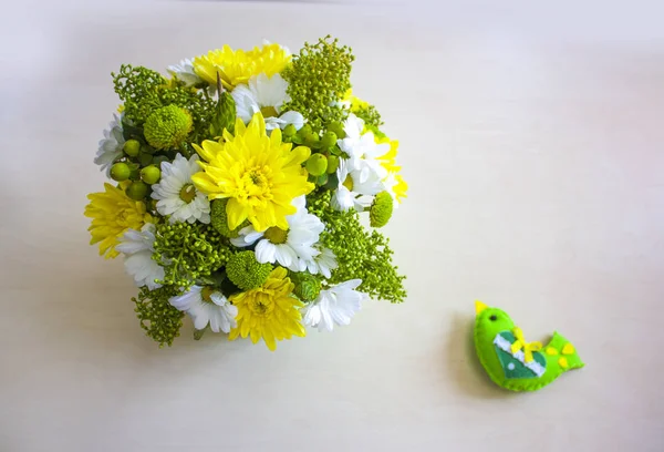 Букет красивых ярких цветов в желто-зеленом диапазоне стол — стоковое фото