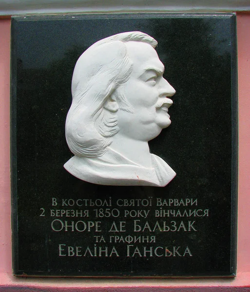 Placa conmemorativa sobre el escritor francés Balzac en la Iglesia de Santa Bárbara — Foto de Stock
