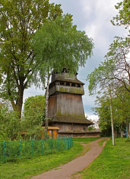 A torre sineira da Igreja de St. Jura em Drohobych, Ucrânia — Fotografia de Stock
