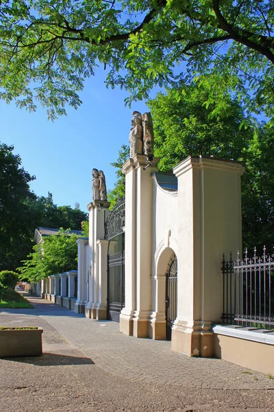 Eingangstor der Burg Potocki in Iwano-Frankiwsk, Ukraine — Stockfoto