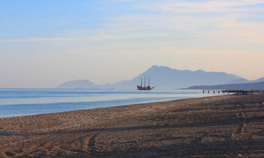 Kırmızı yelkenli gemi denizde