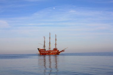 Kırmızı yelkenli gemi denizde