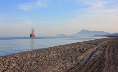 Kırmızı yelkenli gemi denizde