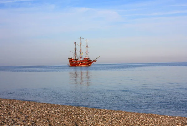 Kırmızı yelkenli gemi denizde