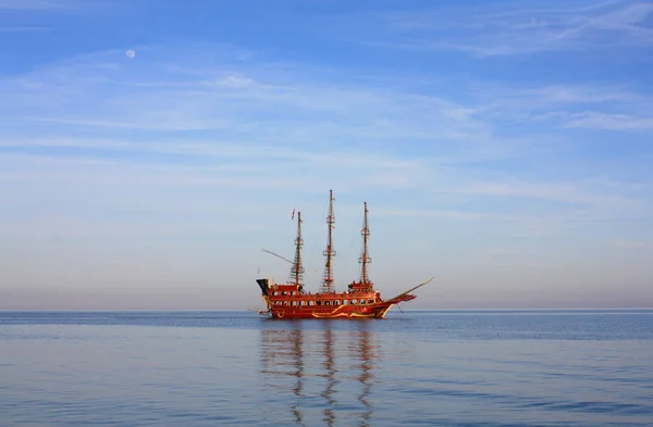 Red sailing ship in the sea — Stock Photo, Image