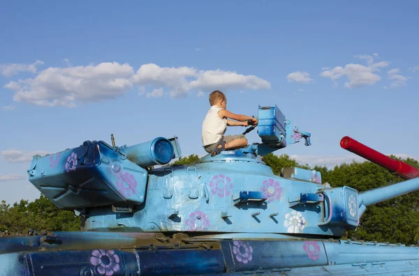 Κίεβο - 20 Ιουνίου 2015. Δεξαμενές hippie και το παιδί στο αναμνηστικό (Μουσείο) από τον δεύτερο παγκόσμιο πόλεμο στο Κίεβο, Ουκρανία — Φωτογραφία Αρχείου