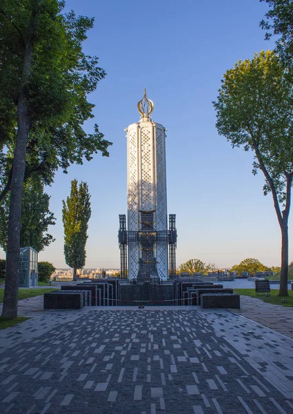 키예프, 우크라이나에서 1932 년에 끔찍한 기근의 피해자의 수백만에 기념물 — 스톡 사진