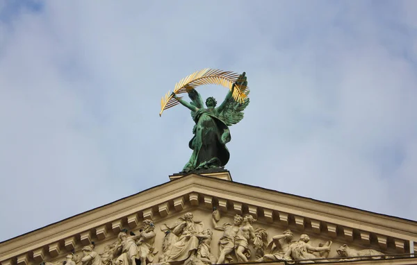 Rzeźba z brązu "Glory" z odgałęzieniem do Złotej Palmy na dachu Teatru Opery i baletu we Lwowie — Zdjęcie stockowe