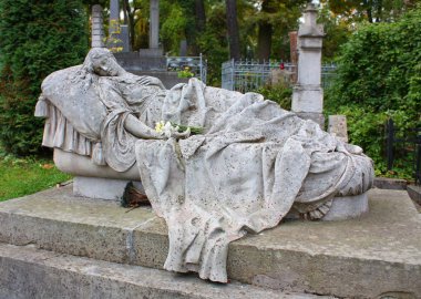 Lviv, Ukrayna Lychakiv mezarlığında antik mezar taşı (heykel)