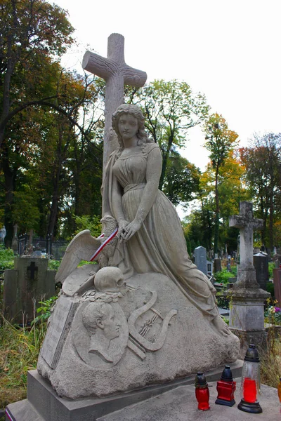 Oude grafsteen (beeldhouwkunst) op de Lychakiv begraafplaats in Lviv, Oekraïne — Stockfoto